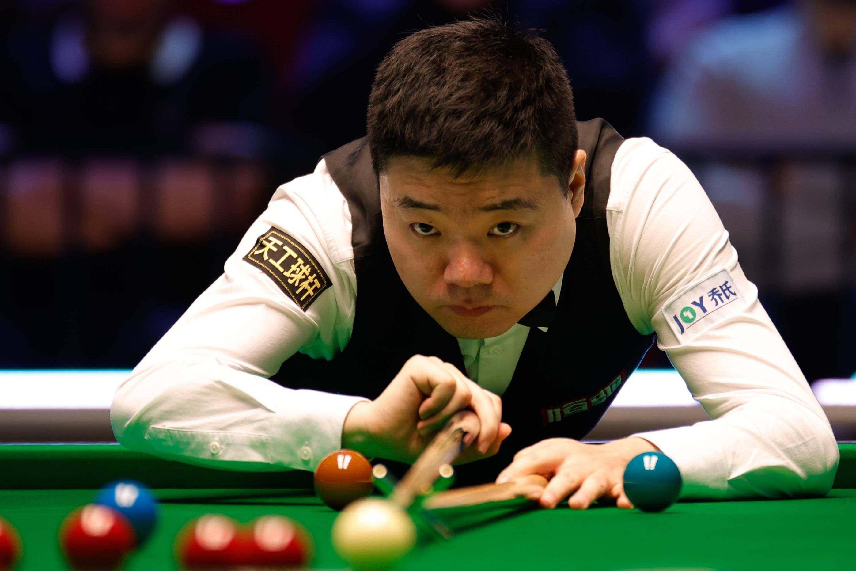 将足球轻推 将足球轻推